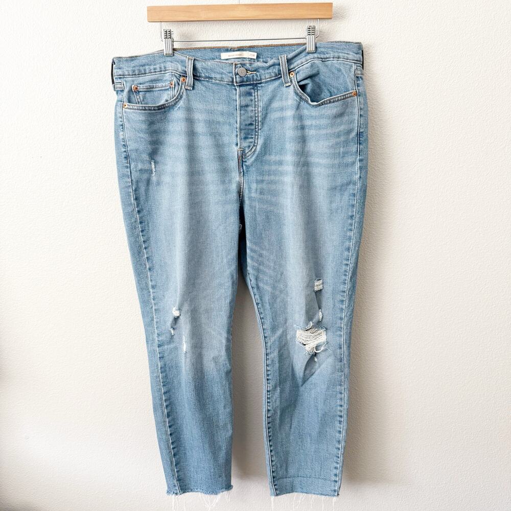LEVI'S | The Wedgie Jeans Light Wash Plus High Rise Distressed Straight | 20W